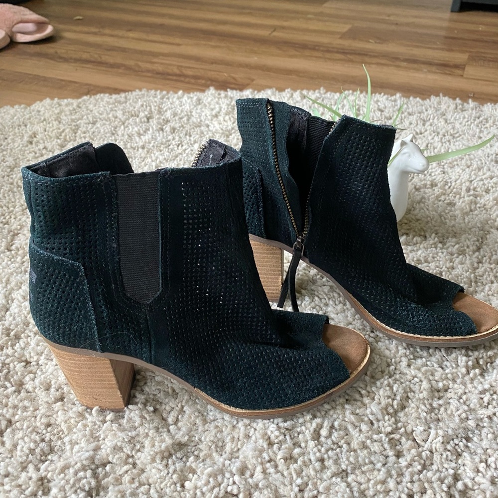 Toms wooden heeled wedges with toe show.
Super cute high-end for a night… - Picture 2 of 3